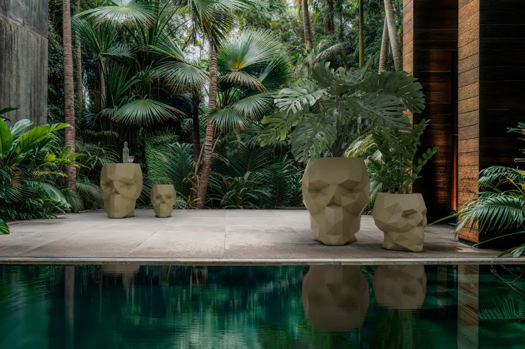 Vondom-Skull-table-Teresa-Sapey-2.webp